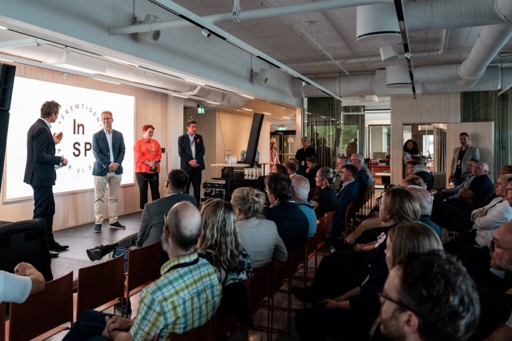 FULLT HUS: Fra venstre ser vi Tore Anstein Dobloug fra Sparebankstiftelsen Hedmark, daglig leder Bjørnar Håkensmoen i Innlandet Science Park, Kongsvinger-ordfører Elin Såheim Bjørkli og Frank Larsen i Klosser (Foto: @bybrich).
