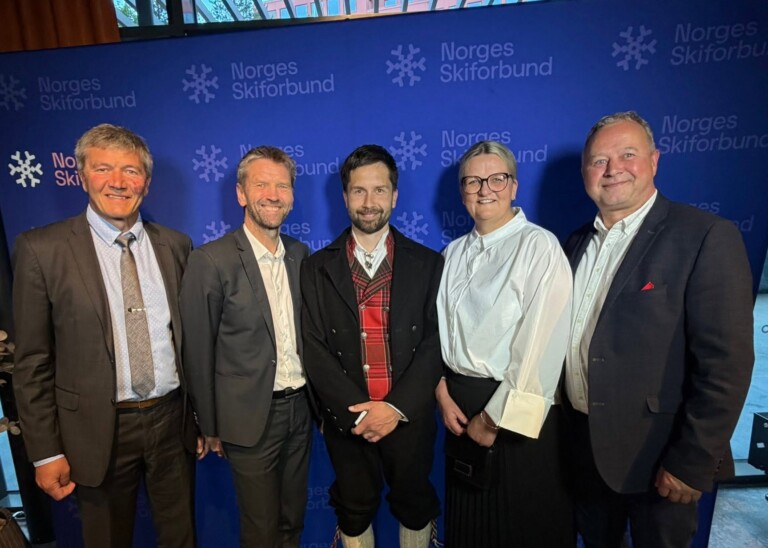 rond Vilhelm Lund (t.v.), Geir Schjølberg, daglig leder i skikretsen Hallgeir Garmo, kretsleder Lene Faraasen og Jon Busterud deltok for Hedmark på Skitinget sist helg.
